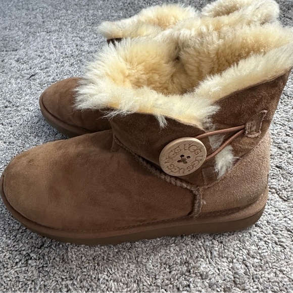 Ugg Mini Bailey Button II Boot chestnut tan sz 6 warm lambswool ankle bootie - Picture 7 of 16